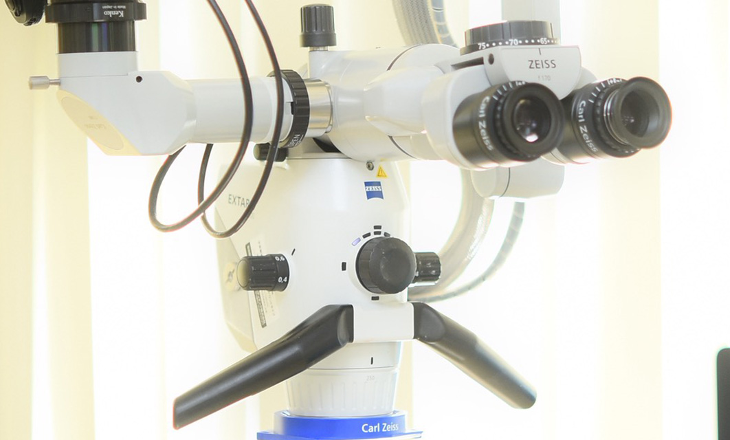 マイクロスコープを用いた精密拡大治療